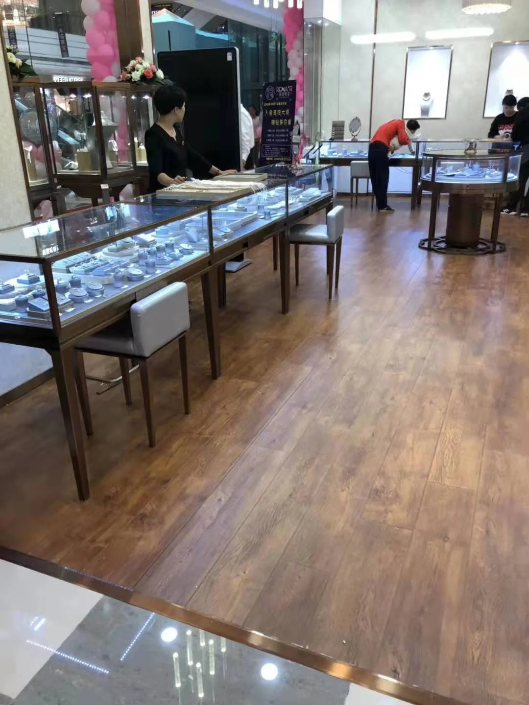 Zhejiang Weinuo Jewelry counters during store operation