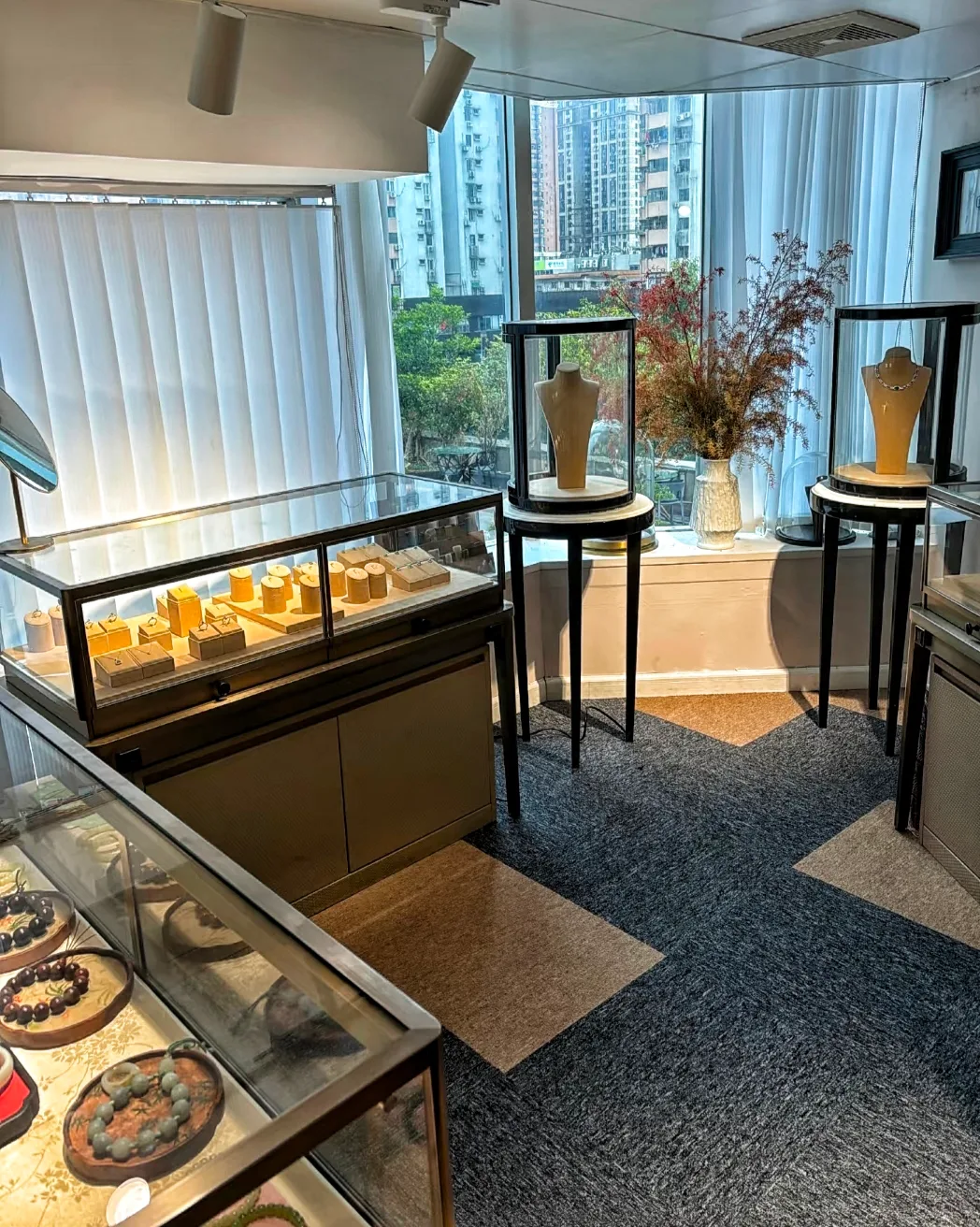 Jewelry counter with round glass dome showcases