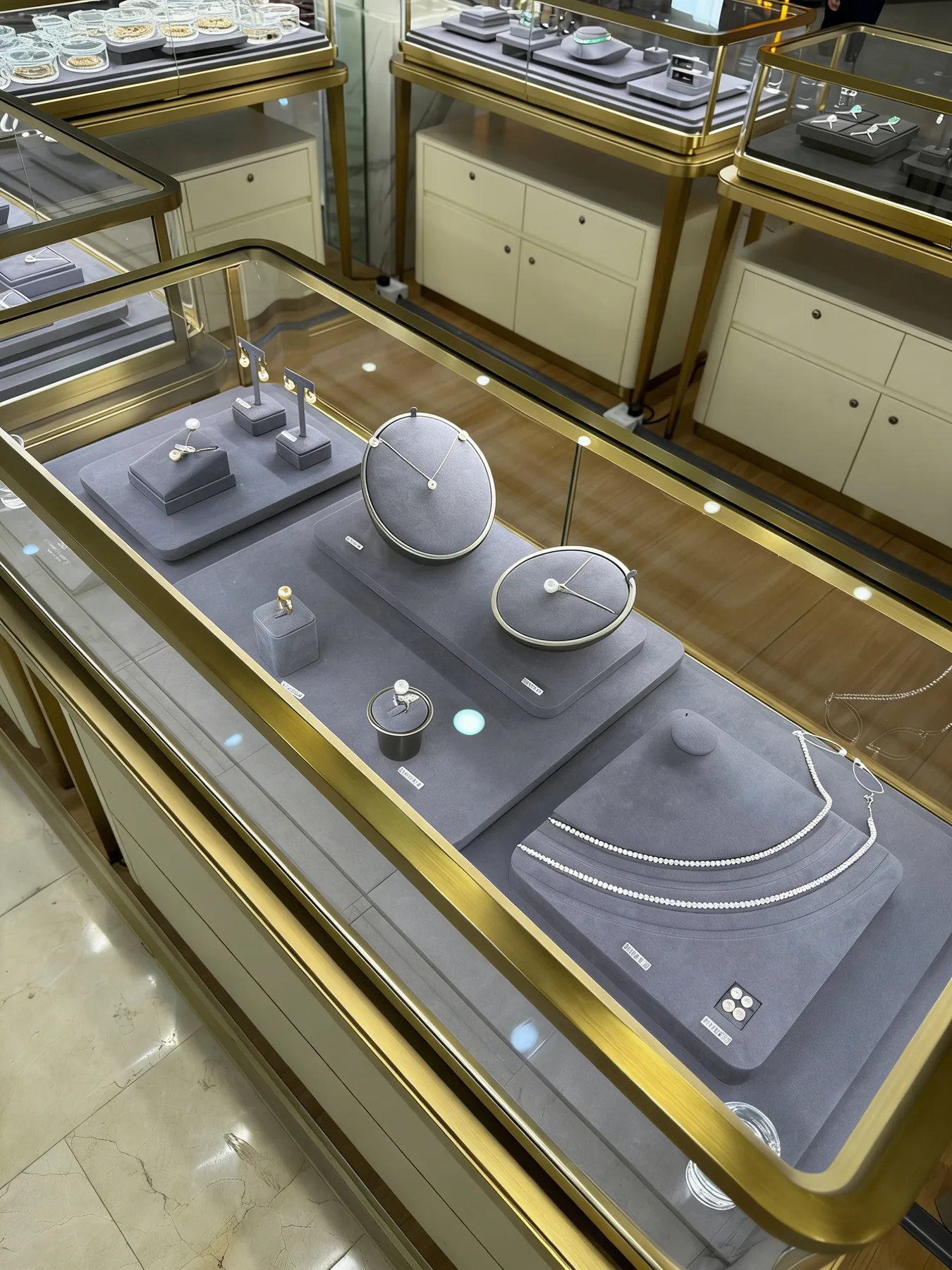 Jewelry counter lighting trays and glass details